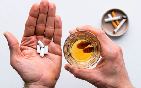 Таблетки в ладони и алкоголь